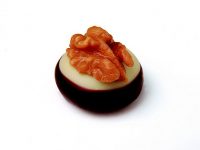 Walnuss Marzipan Praline mit aufgelegter Walnuss 031
